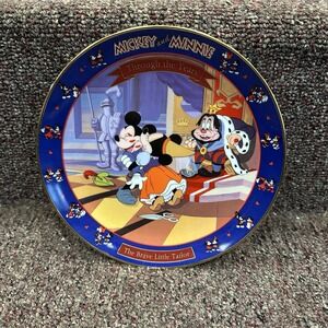 DISNEY'S MICKEY AND MINNE MOUSE " THE BRAVE LITTLE TAILOR"‎ COLLECTIBLE PLATE